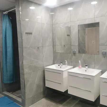 호스텔 Living By The Bus Station